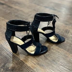 Gianni Bini navy blue heel